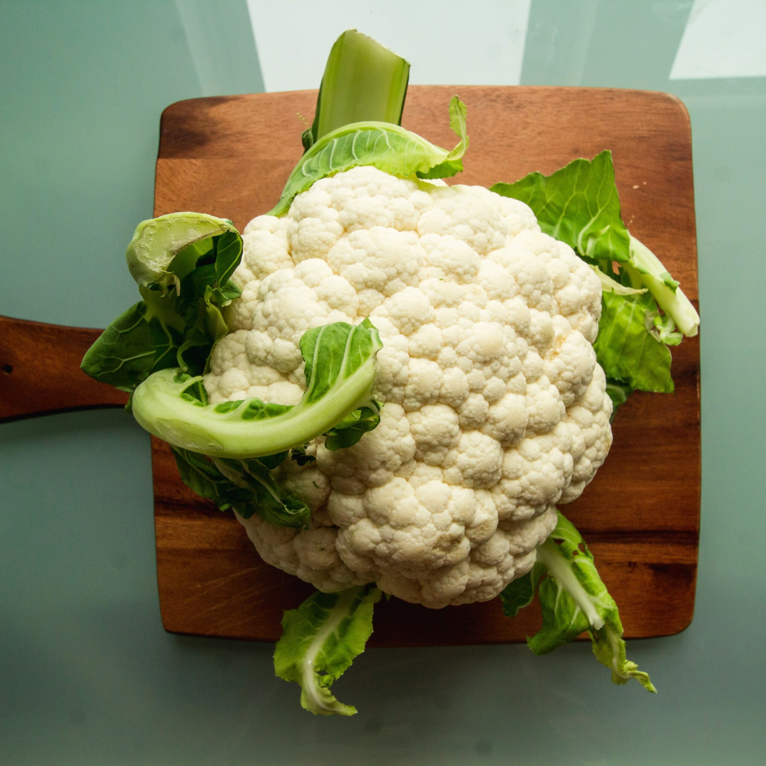Cauliflower on a cutting board.